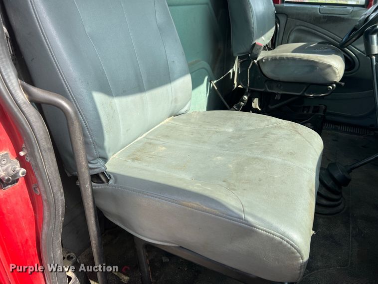 image for item JM9199 2004 International 4300  propane delivery truck