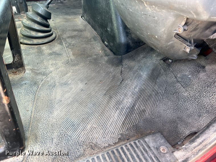 image for item JM9199 2004 International 4300  propane delivery truck