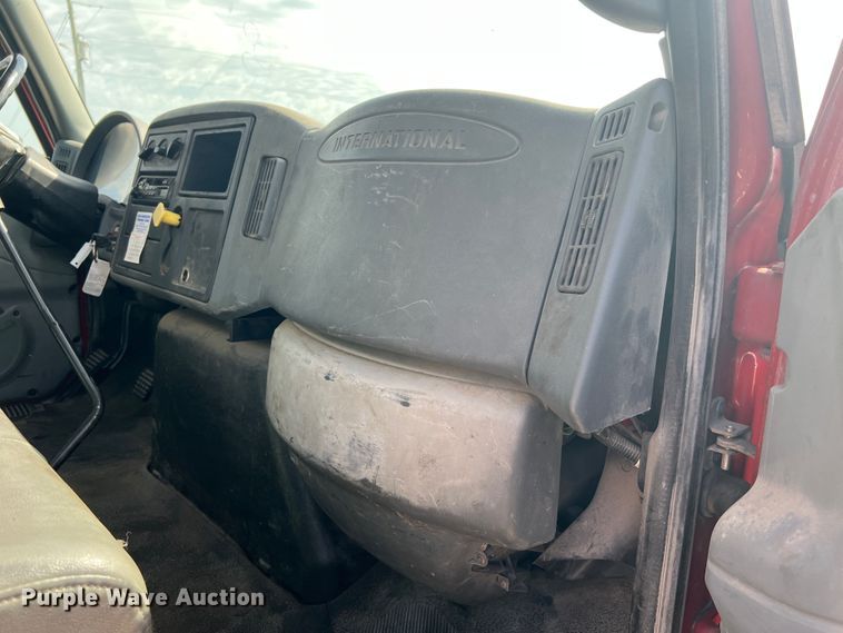 image for item JM9199 2004 International 4300  propane delivery truck