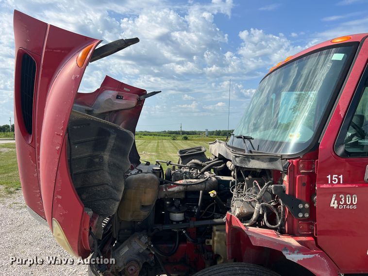 image for item JM9199 2004 International 4300  propane delivery truck