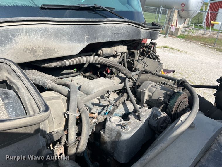 image for item JM9199 2004 International 4300  propane delivery truck