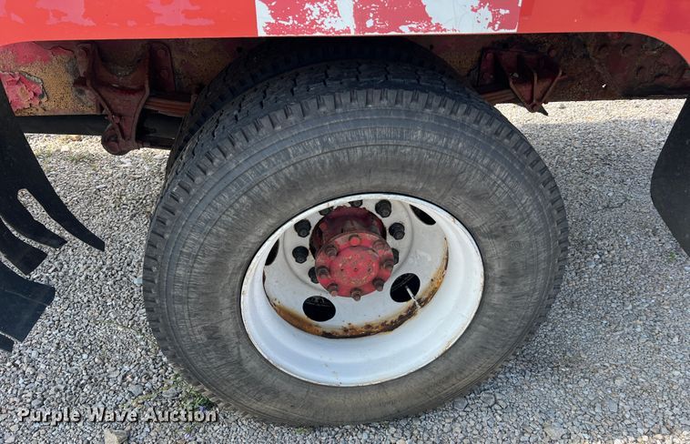 image for item JM9199 2004 International 4300  propane delivery truck