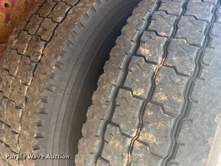 image for item JM9199 2004 International 4300  propane delivery truck