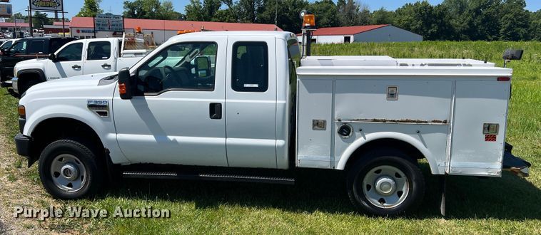 image for item JU9892 2009 Ford F350 Super Duty XL  SuperCab utility bed pickup truck