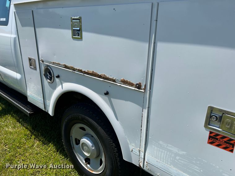 image for item JU9892 2009 Ford F350 Super Duty XL  SuperCab utility bed pickup truck
