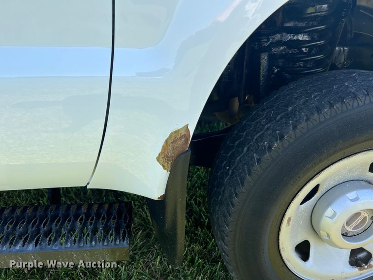 image for item JU9892 2009 Ford F350 Super Duty XL  SuperCab utility bed pickup truck