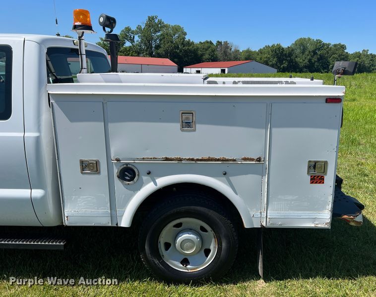 image for item JU9892 2009 Ford F350 Super Duty XL  SuperCab utility bed pickup truck