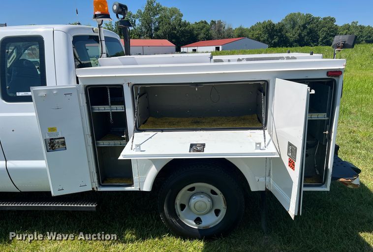 image for item JU9892 2009 Ford F350 Super Duty XL  SuperCab utility bed pickup truck