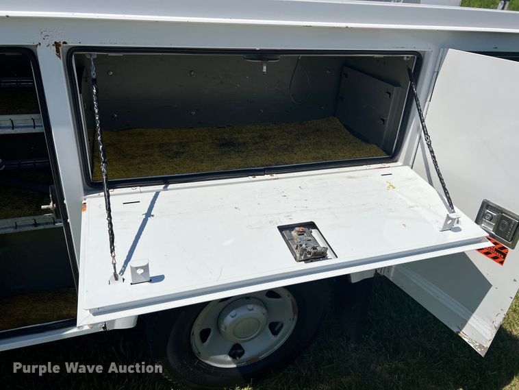 image for item JU9892 2009 Ford F350 Super Duty XL  SuperCab utility bed pickup truck