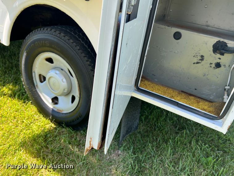 image for item JU9892 2009 Ford F350 Super Duty XL  SuperCab utility bed pickup truck