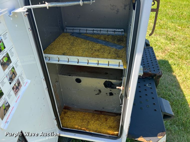 image for item JU9892 2009 Ford F350 Super Duty XL  SuperCab utility bed pickup truck