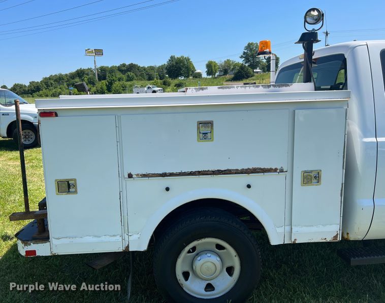image for item JU9892 2009 Ford F350 Super Duty XL  SuperCab utility bed pickup truck