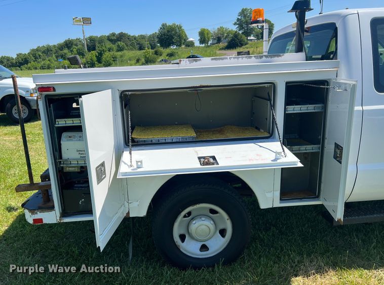 image for item JU9892 2009 Ford F350 Super Duty XL  SuperCab utility bed pickup truck