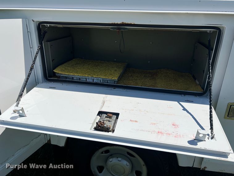 image for item JU9892 2009 Ford F350 Super Duty XL  SuperCab utility bed pickup truck