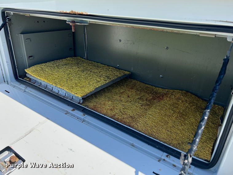 image for item JU9892 2009 Ford F350 Super Duty XL  SuperCab utility bed pickup truck