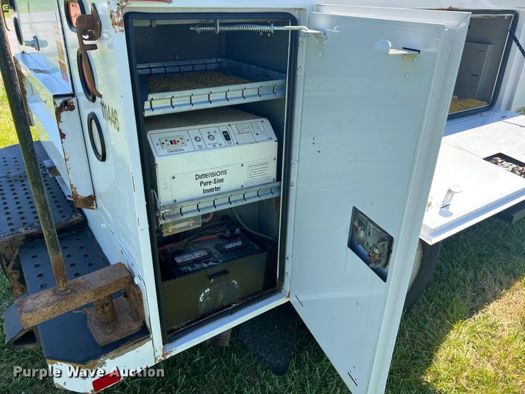 image for item JU9892 2009 Ford F350 Super Duty XL  SuperCab utility bed pickup truck