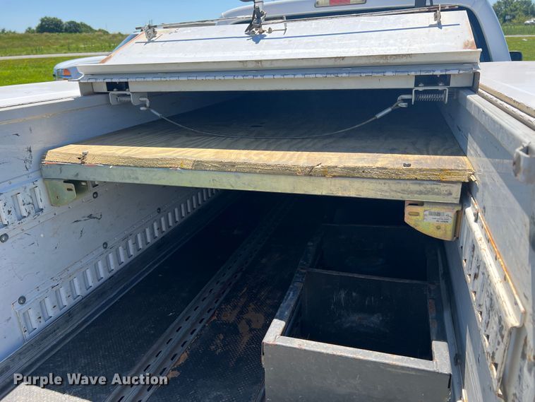 image for item JU9892 2009 Ford F350 Super Duty XL  SuperCab utility bed pickup truck