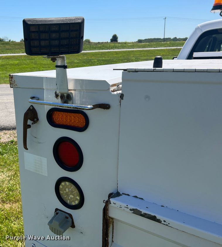 image for item JU9892 2009 Ford F350 Super Duty XL  SuperCab utility bed pickup truck