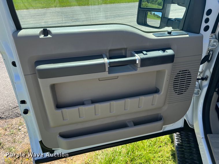 image for item JU9892 2009 Ford F350 Super Duty XL  SuperCab utility bed pickup truck