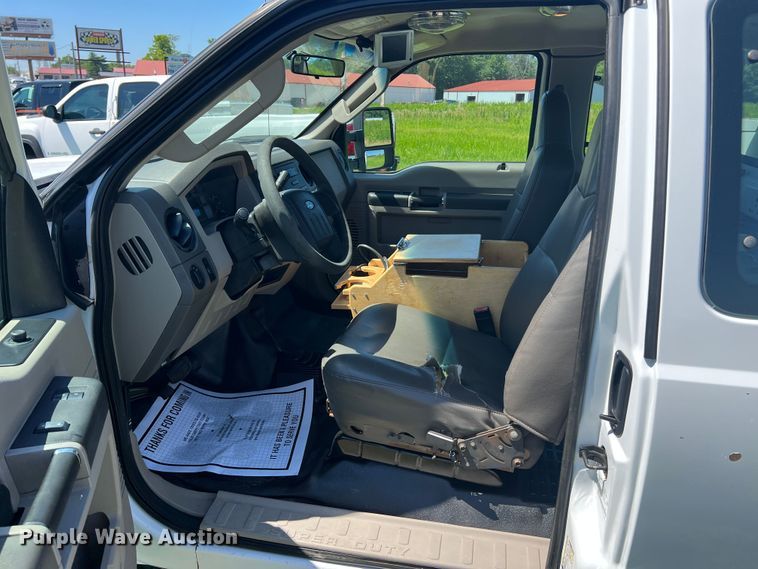 image for item JU9892 2009 Ford F350 Super Duty XL  SuperCab utility bed pickup truck