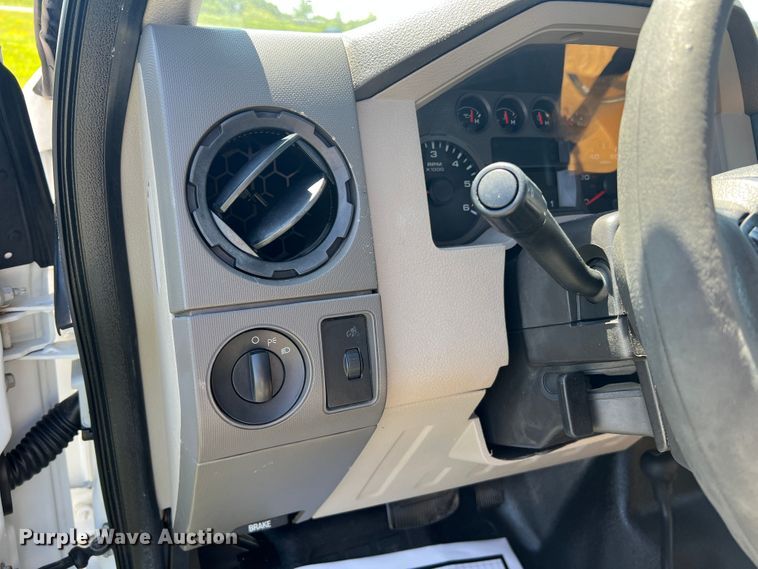 image for item JU9892 2009 Ford F350 Super Duty XL  SuperCab utility bed pickup truck