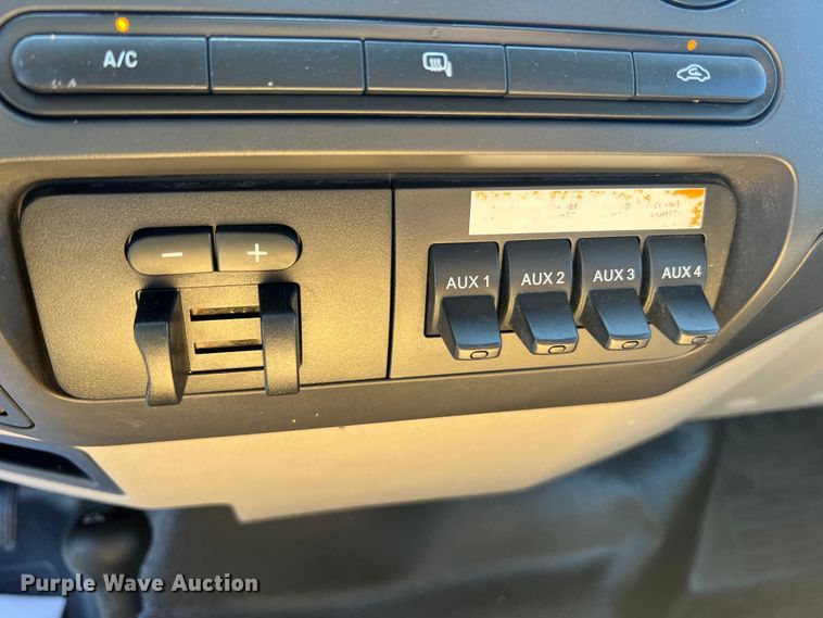 image for item JU9892 2009 Ford F350 Super Duty XL  SuperCab utility bed pickup truck