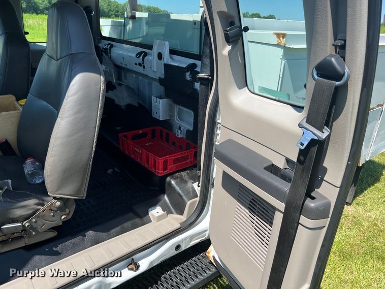 image for item JU9892 2009 Ford F350 Super Duty XL  SuperCab utility bed pickup truck