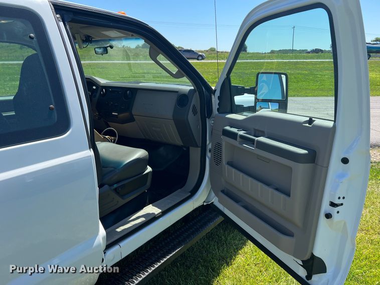 image for item JU9892 2009 Ford F350 Super Duty XL  SuperCab utility bed pickup truck