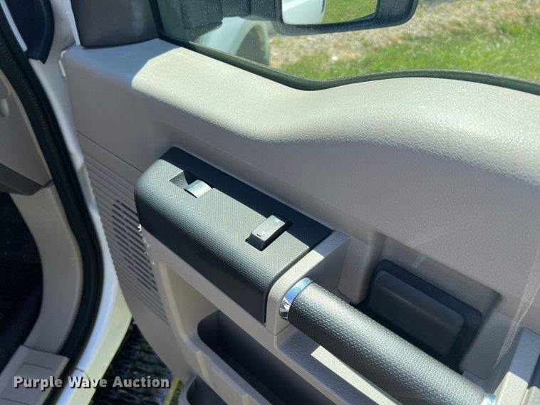 image for item JU9892 2009 Ford F350 Super Duty XL  SuperCab utility bed pickup truck