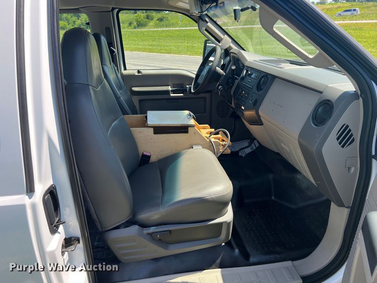 image for item JU9892 2009 Ford F350 Super Duty XL  SuperCab utility bed pickup truck