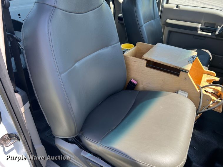 image for item JU9892 2009 Ford F350 Super Duty XL  SuperCab utility bed pickup truck