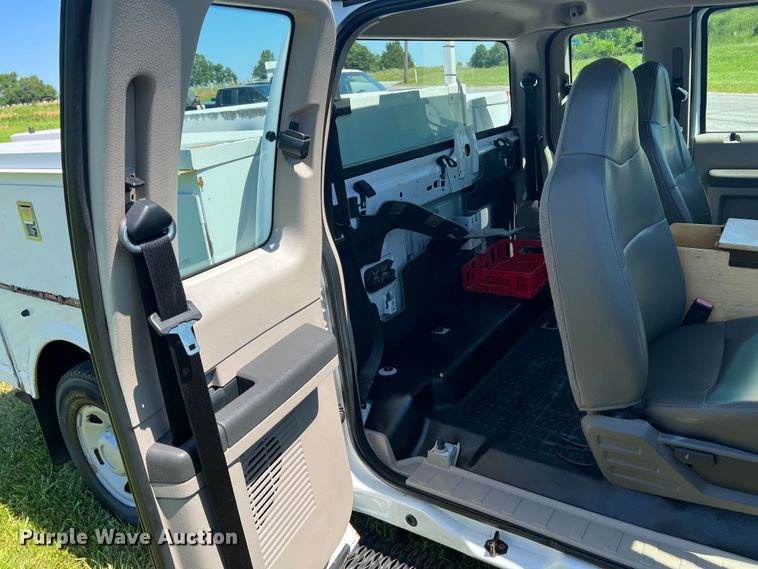 image for item JU9892 2009 Ford F350 Super Duty XL  SuperCab utility bed pickup truck