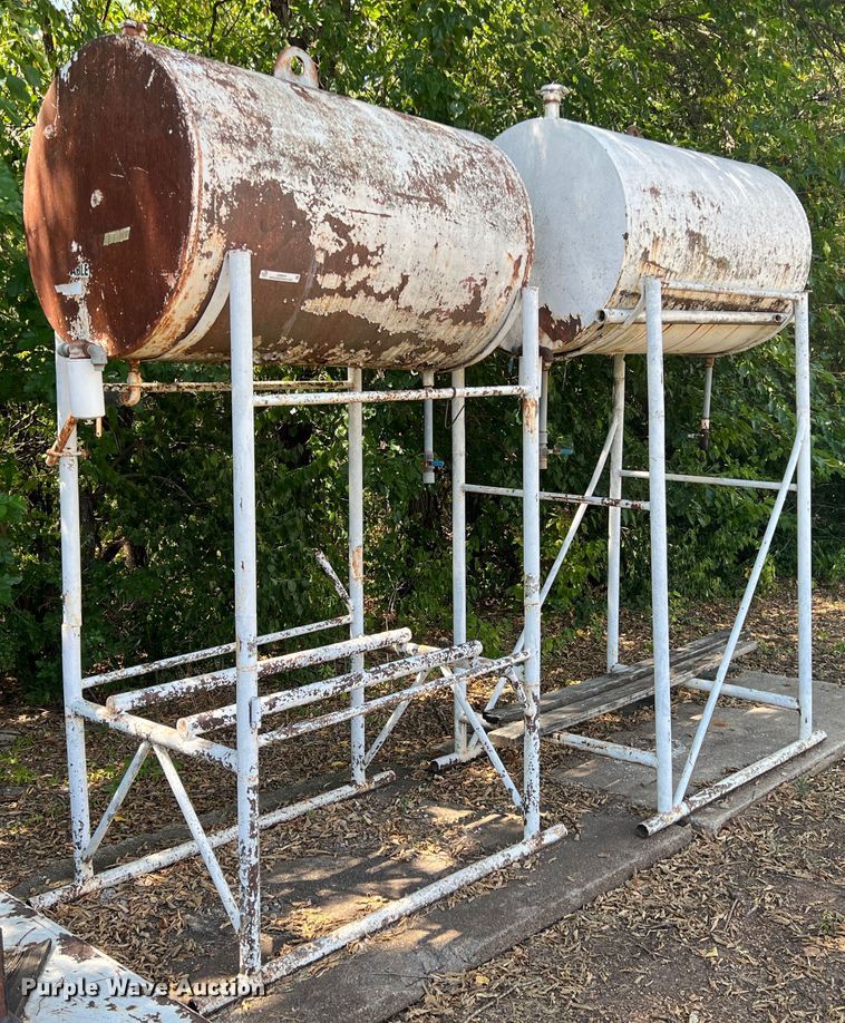 image for item JX9441 (2) fuel tanks