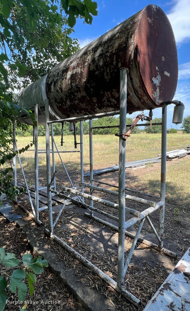 image for item JX9441 (2) fuel tanks