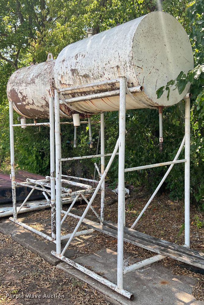 image for item JX9441 (2) fuel tanks