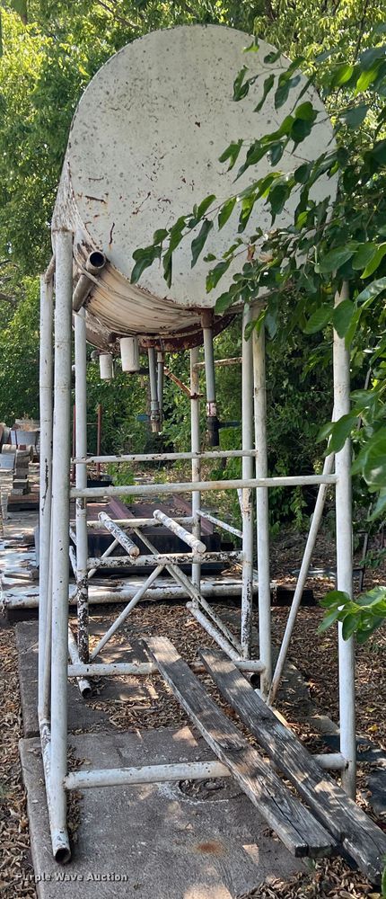 image for item JX9441 (2) fuel tanks