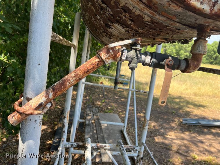 image for item JX9441 (2) fuel tanks