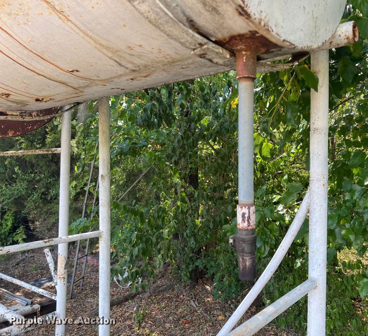 image for item JX9441 (2) fuel tanks