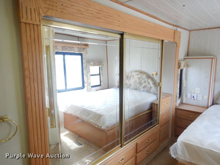 image for item KA9333 2002 Freightliner  RV