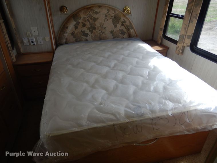 image for item KA9333 2002 Freightliner  RV