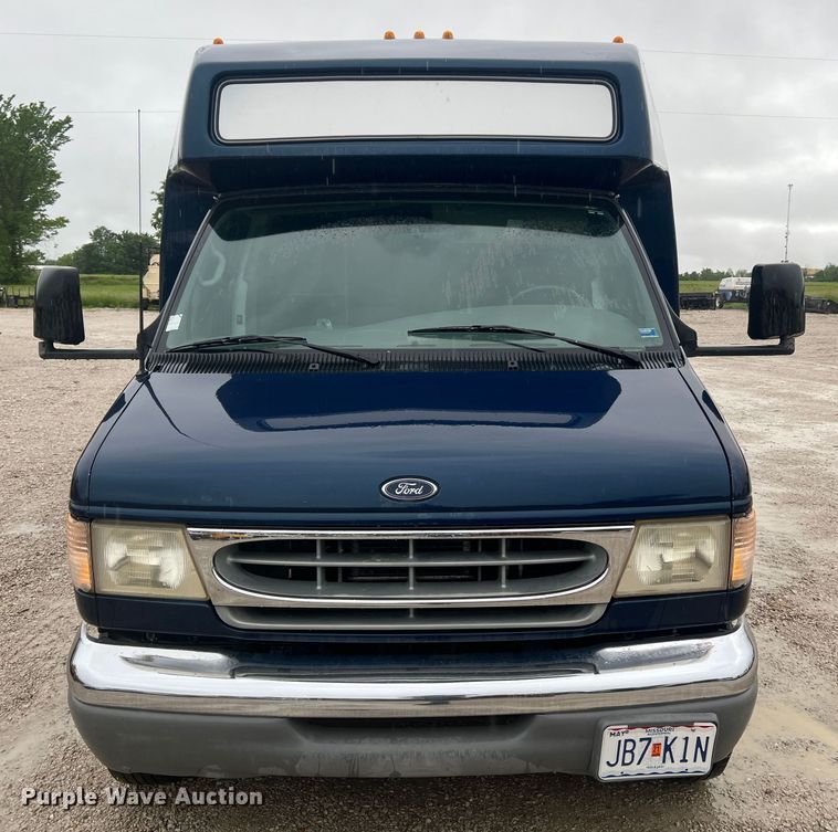 image for item KC9989 2001 Ford E450 Super Duty  party bus