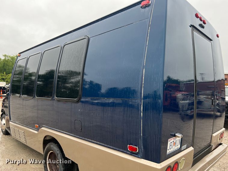 image for item KC9989 2001 Ford E450 Super Duty  party bus
