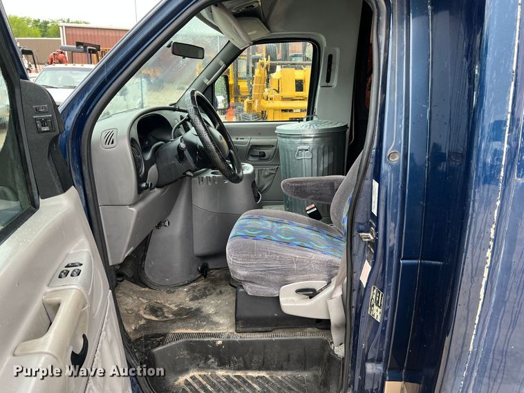 image for item KC9989 2001 Ford E450 Super Duty  party bus