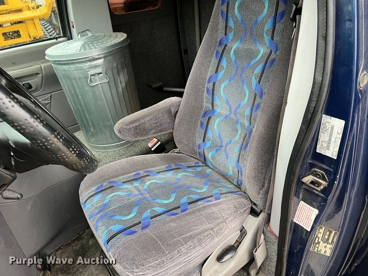 image for item KC9989 2001 Ford E450 Super Duty  party bus