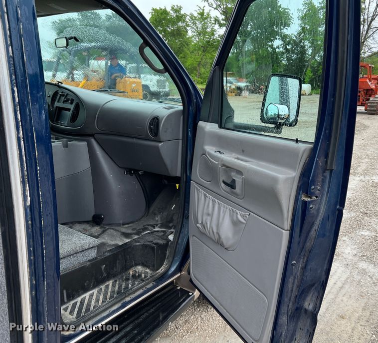 image for item KC9989 2001 Ford E450 Super Duty  party bus