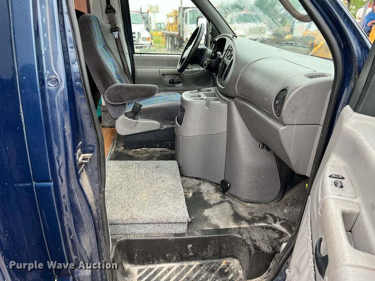 image for item KC9989 2001 Ford E450 Super Duty  party bus