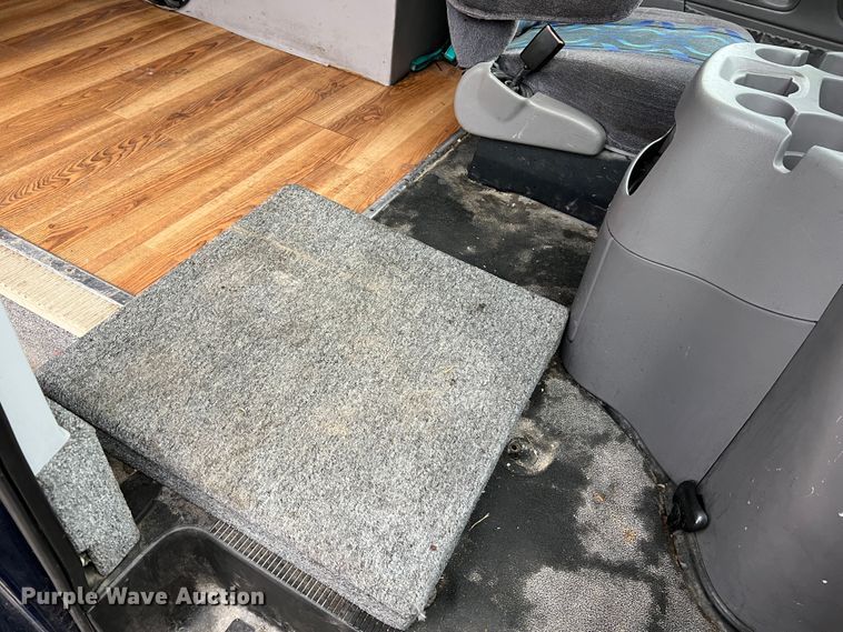 image for item KC9989 2001 Ford E450 Super Duty  party bus