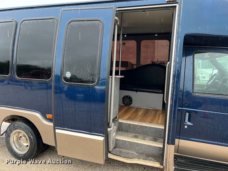 image for item KC9989 2001 Ford E450 Super Duty  party bus