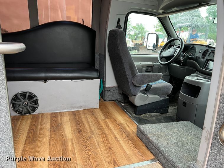 image for item KC9989 2001 Ford E450 Super Duty  party bus