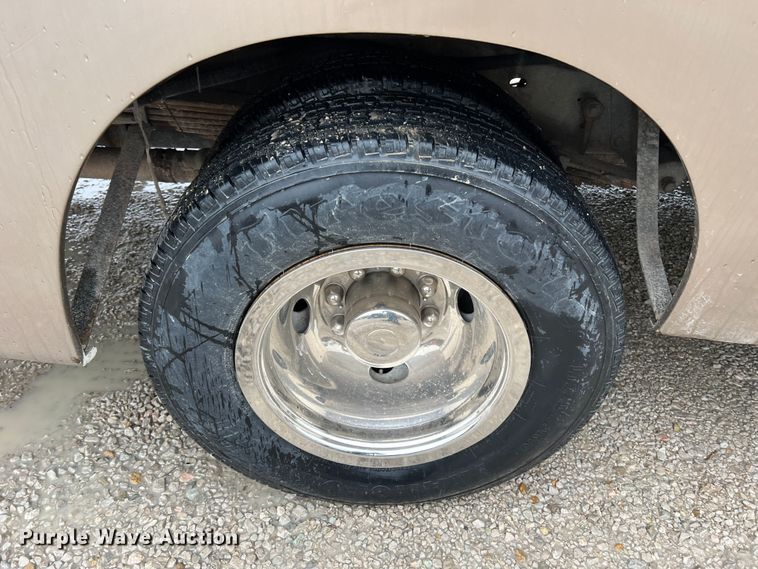 image for item KC9989 2001 Ford E450 Super Duty  party bus